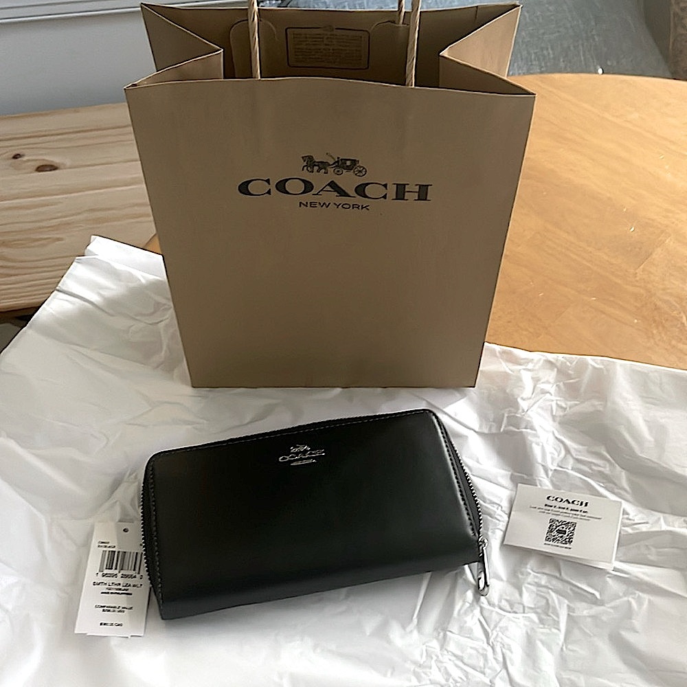Never used, NWT wallet. No scarring. Inside pockets not stretched as never used.